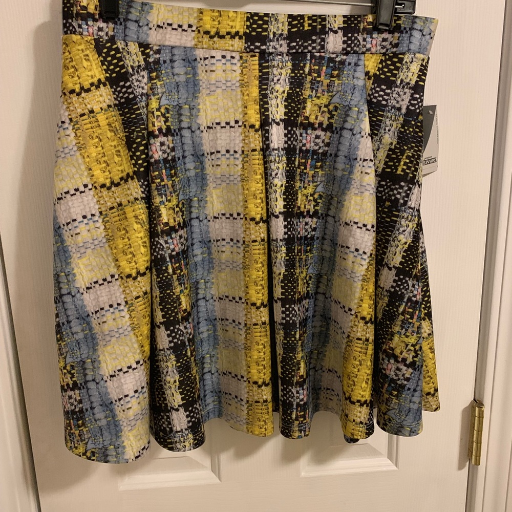 RUNWAY- MINI SKIRT (Matching top in closet) - Picture 3 of 4